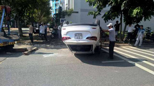 2 nữ tài xế tông nhau, ô tô 'phơi bụng' giữa đường Sài Gòn