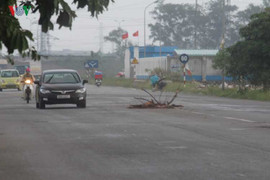 Ảnh: Hàng loạt hố ga 'há miệng' trên con đường mới thông xe ở Hà Nội