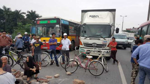 Hàng trăm người mang gạch đá chặn đường lên sân bay Nội Bài