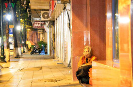 Ảnh: Người vô gia cư co ro trong đêm đông Hà Nội