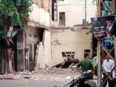 Sàn bê tông đổ sập, đè chết một công nhân