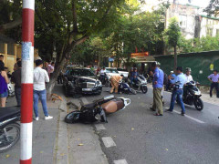 Ô tô mất lái tông 2 xe máy, 4 người nhập viện