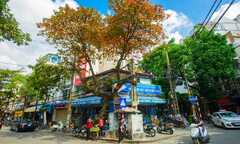 Ảnh: Hà Nội 'thay áo' với sắc đỏ lá bàng