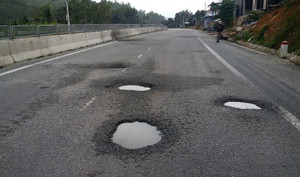 Ảnh: Đường gần 3.000 tỷ vừa làm xong đã chi chít ổ voi, ổ gà