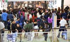Ảnh: Dân Thủ đô nhộn nhịp mua sắm trong ngày Black Friday
