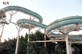 Ảnh: Công viên nước biến thành đống sắt hoen gỉ giữa Thủ đô