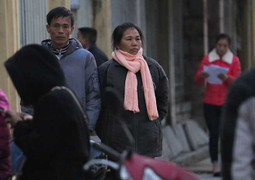 Ảnh: Lo phải thi lại, hàng trăm người dân đi đổi giấy phép lái xe từ mờ sáng