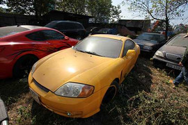 Ảnh: Xe vi phạm biến thành đống sắt vụn giữa lòng Thủ đô