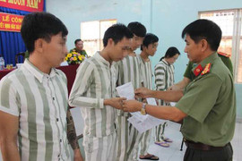 Công an Đồng Nai trao 80 triệu đồng hỗ trợ vốn cho phạm nhân được đặc xá