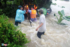Ảnh: Tất tả dọn nhà buổi sáng, đến chiều lũ lại về