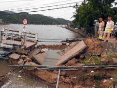 Lũ xoáy cuốn sập cầu, hàng trăm du khách không qua được vịnh Vĩnh Hy