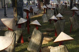 Ảnh: Nông dân đội nón lá, choàng áo tơi giữa Thủ đô