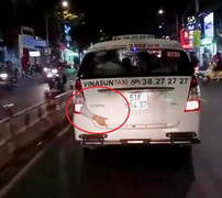 Sự thật cánh tay còn cử động lòi ra từ cốp xe taxi