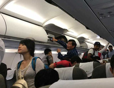 Hành khách đói lả vì máy bay vòng vèo hơn 2 tiếng trên trời