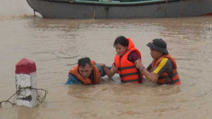 Các chiến sỹ hải quân dầm mình giúp dân chạy lũ