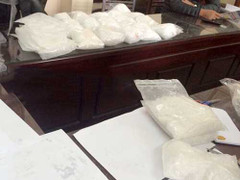 Cảnh sát bắn thủng lốp, giật cửa xe ô tô chở 20kg ma tuý