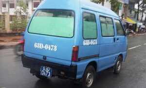 Xe biển xanh ung dung chở bia, nước giải khát đi bán