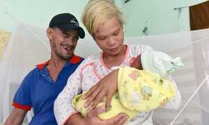 Ảnh: Niềm vui vỡ òa của anh chồng khoèo và chị vợ câm điếc