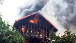 3 ngôi nhà cũ bốc cháy dữ dội giữa Thủ đô