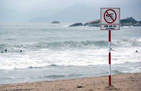 Tắm biển đầu năm, du khách bị sóng cuốn trôi