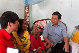 Dùng tiền không bắn pháo hoa dịp Tết, Bí thư Thăng tặng quà cho dân nghèo