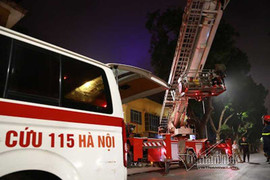 Hy hữu: Điều xe cẩu chữa cháy giải cứu sản phụ đẻ non bị mắc kẹt