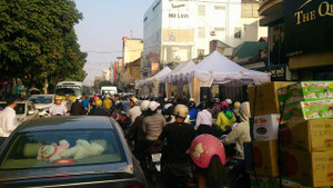 Rạp đám cưới chiếm lòng đường, 'thách thức' giao thông ở Hải Phòng