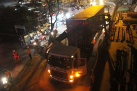 Container đâm sập thanh giới hạn chiều cao, mắc kẹt giữa đường