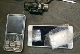 Đội ma túy trên đầu, nghênh ngang phóng xe giữa phố