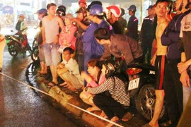 Vợ gào khóc, ngất lịm bên thi thể chồng bị container cán chết