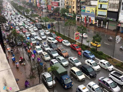 Ảnh: Ô tô lấn làn, chèn ép xe máy trong trời mưa rả rích ở Thủ đô