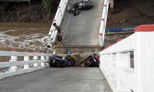 Sà lan tông sập cầu ở Cà Mau, một bé gái nguy kịch