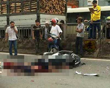 Chạy xe máy vào làn ô tô, 3 thanh niên bị xe tải tông chết