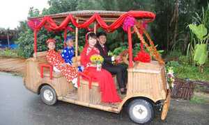 Màn rước dâu bằng xe tre 'đốn tim' dân mạng ở Hội An