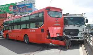 Làm hiệu cho xe lùi, phụ xe Phương Trang bị ô tô tải tông chết