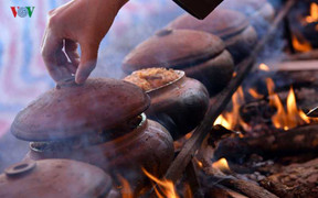 Về làng Vũ Đại xem người dân trắng đêm canh niêu cá kho đón Tết