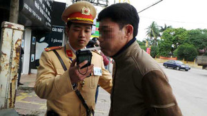 CSGT Hà Nội nửa giờ 'đánh vật' với tài xế say xỉn để đo nồng độ cồn