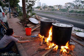 Dân Thủ đô nổi lửa luộc bánh chưng trên vỉa hè ngày giáp Tết