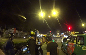 Cảnh sát truy đuổi, tóm gọn kẻ cướp taxi ngày cận Tết