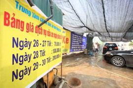 Dịch vụ rửa xe tăng giá 300% ngày cận Tết