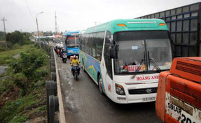 Ảnh: Đoàn xe nhúc nhích từng mét suốt 10 giờ trên quốc lộ 1A