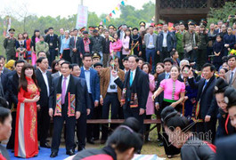 Chủ tịch nước ném còn cùng đồng bào các dân tộc