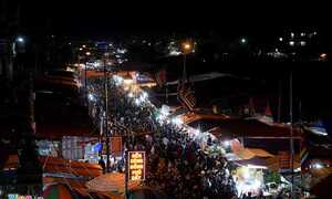 Ảnh: Biển người đội mưa đi 'mua may' ở chợ Viềng trước ngày khai hội