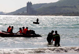 Chạy xuống biển cứu bạn, 2 thanh niên bị sóng cuốn trôi