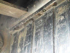 Du khách bôi bẩn chùa Đồng Yên Tử bằng chữ viết