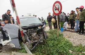 Băng qua đường ngang, ôtô 4 chỗ bị tàu hòa đâm nát đầu