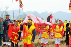 Độc đáo rước 'của quý khổng lồ' trong lễ hội táo bạo nhất Việt Nam