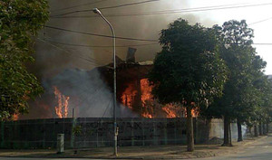 Khu nhà mẫu bốc cháy ngùn ngụt sau tiếng nổ lớn trên đường Lạc Long Quân