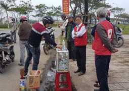 Bị phát hiện, người phụ nữ mạo danh Hội Chữ thập đỏ vứt lại thùng tiền