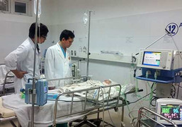 Bé trai hơn 1 tuổi rơi từ tầng 5 chung cư